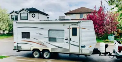 Selling our 2007 Coachmen Northern Spirit 19ft Travel Trailer Exterior Length - 23' 8" Sleeps up to...