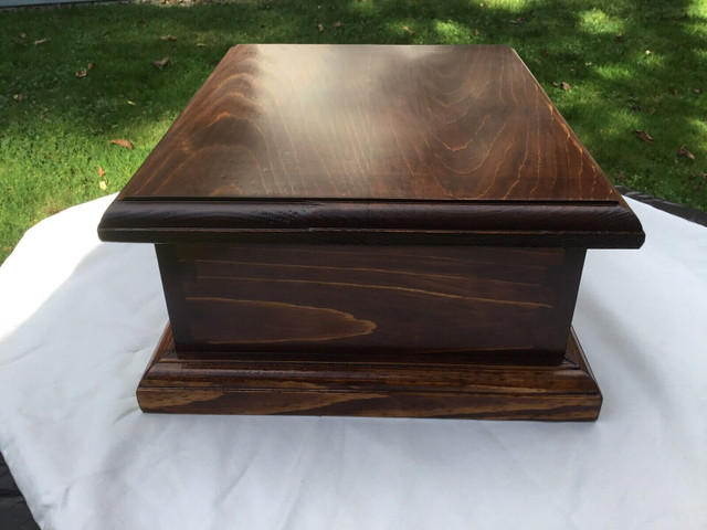 Cremation Box (URN) in Arts & Collectibles in Bedford - Image 2