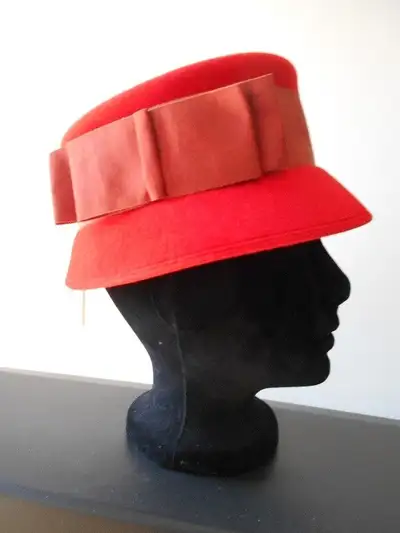 Chapeau pour femme rouge - FINEST- imported rouge velour-VINTAGE- Très bon état. VENEZ VOIR MES AUTR...
