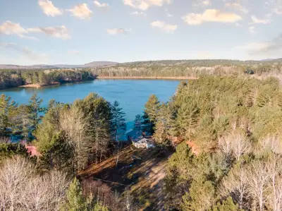 4-Season Lakefront Cottage – Rueckwald Lake, Ladysmith, Quebec Escape the hustle of city life and un...