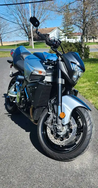 Suzuki B-king ABS 2009 à vendre, en condition exceptionnelle. Seulement 13 773 km. Toujours minutieu...