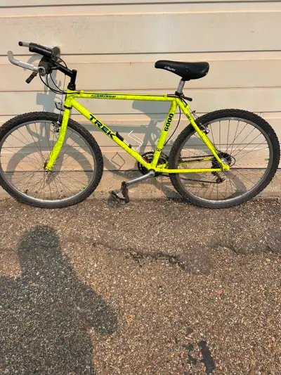 Trek aluminum mountain bike. Aluminum frame 26” rims.