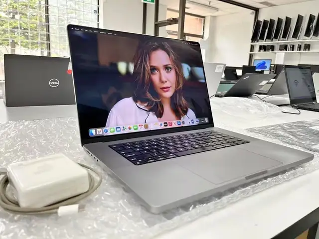 MacBook Pro A2485  | 16”  | M1 Pro | 16GB RAM | 512 ssd 2021 in Laptops in Mississauga / Peel Region - Image 3