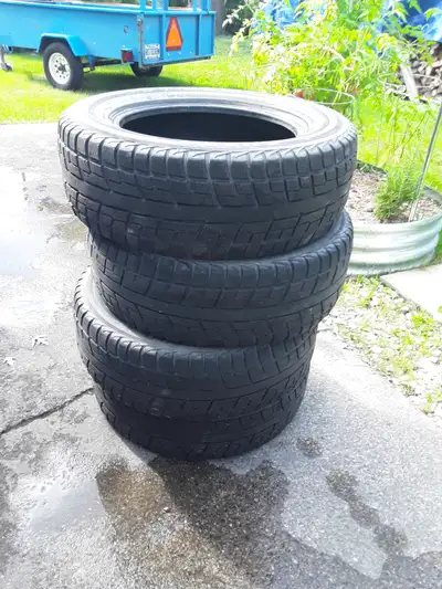 4 pneus d'hiver Yokohama grandeur 235/65 R17 reste 6/32" et plus donc bon pour un hiver et plus. 100...