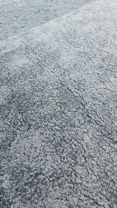 Grande carpette/tapis gris foncé dans Tapis et moquettes  à Ville de Montréal