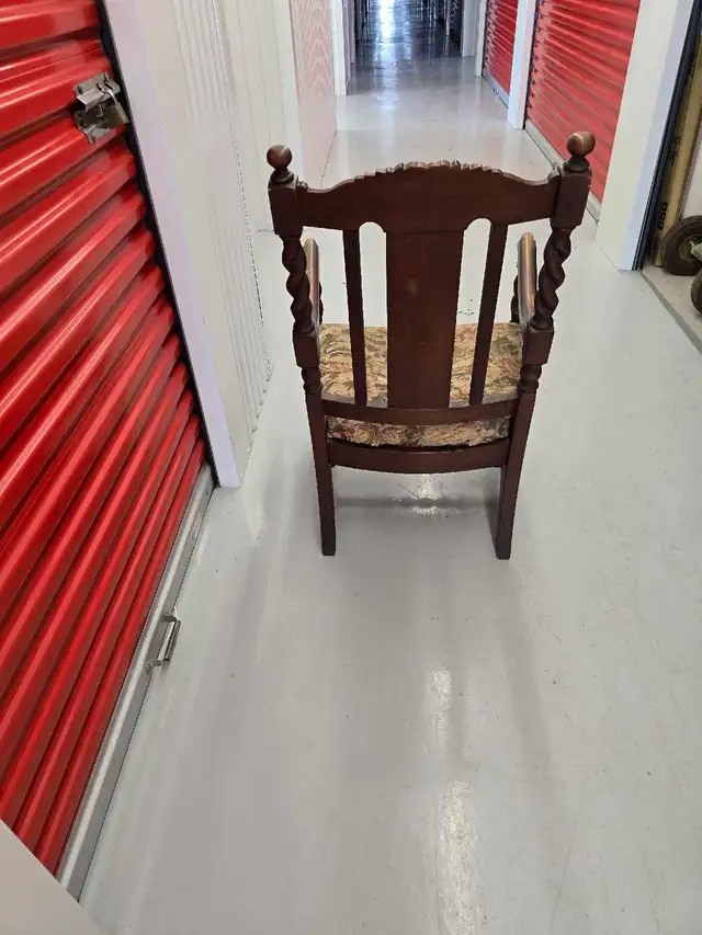 Antique Arm Chair in Chairs & Recliners in Markham / York Region - Image 5