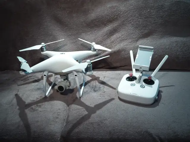 Drone DJI Phantom 4 Pro63735877010305120