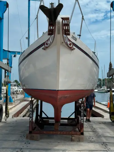 32’ BAYFIELD LOCATION: PORT CREDIT, RARE TO FIND A BOAT IN THIS GOOD CONDITION FOR ITS AGE . RECENT...