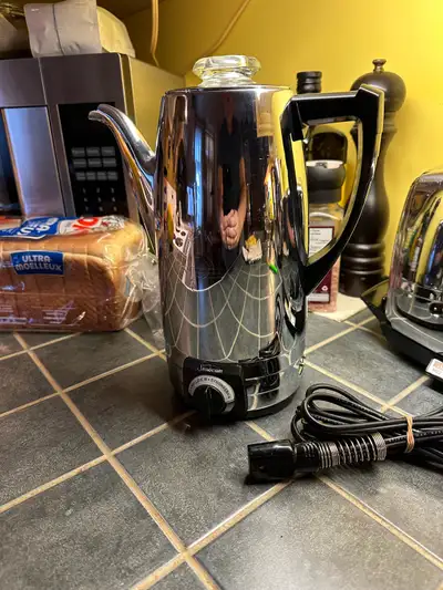 Découvrez cette cafetière Sunbeam classique, idéale pour préparer un café riche et savoureux. En éta...