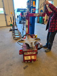 COATS TIRE MACHINE CHANGER USED- With new foot pump