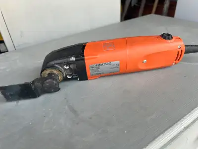 This Fein FMM250Q MultiMaster tool is in used condition, perfect for a variety of cutting, sanding,...