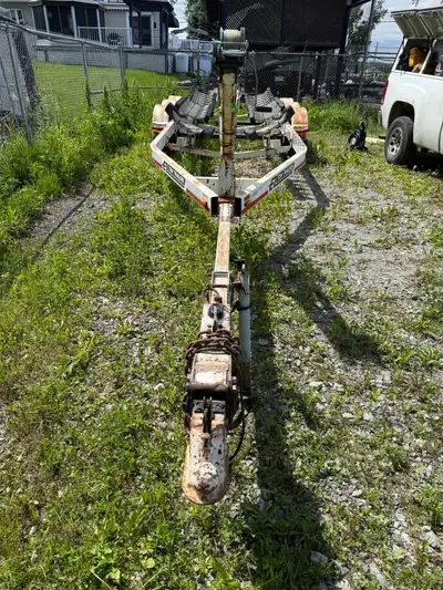Trailer de bateau 3 essieux, freins au six roues 33 pi de long 8’6’ de largeur Peu être livré