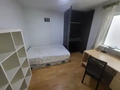 upstairs room in Brentwood close to downtown