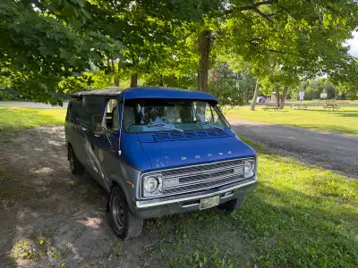 Dodge Tradesman 1977 -Moteur 318 5.2 Litre 2 barils -Transmission Automatique P R N D 2 1 8 bougies...
