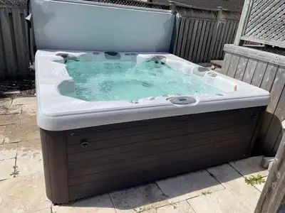 Elite Spas 8-seater hot tub including: - BRAND NEW COVER and lifts (still in box) - $875.00 value -...