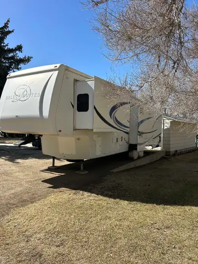 Travel trailer ready for your travels! All the bells n whistles In impeccable condition. Large bedro...