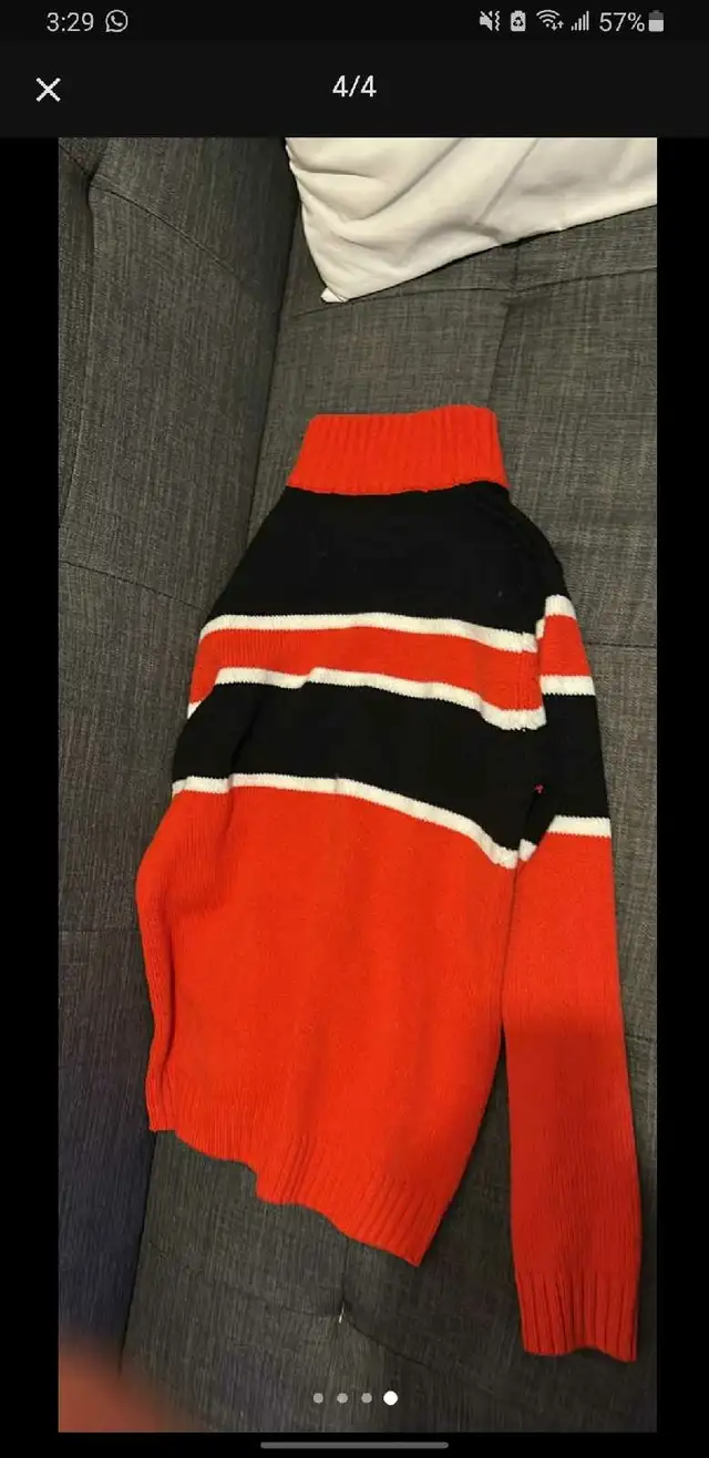 team canada hockey sweater size small  in Hockey in Markham / York Region - Image 4