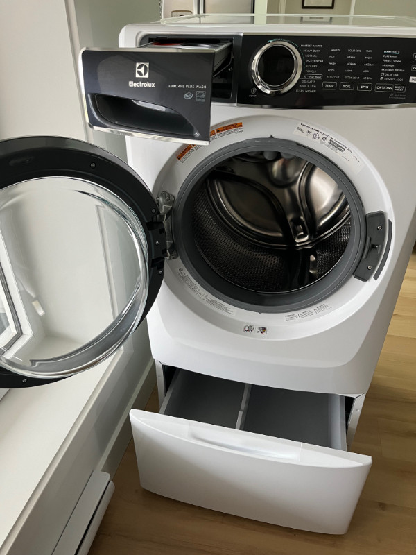 5.2 CuFt Electrolux Front Load Washer w/ Steam + Pedestal in Washers & Dryers in Annapolis Valley - Image 2