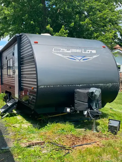 For sale is a 2019 Salem Cruise Lite travel trailer in great condition. This trailer is perfect for...