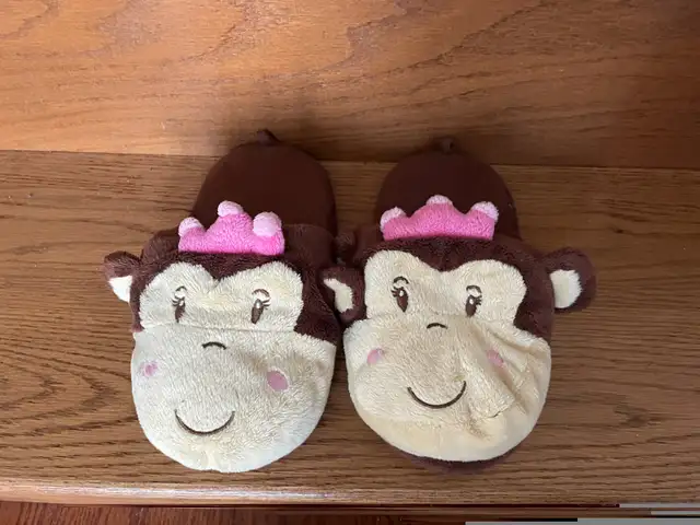 Various Girls Shoes size 9-3/4 in Kids & Youth in City of Toronto - Image 7