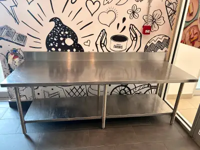 Table de préparation en acider inoxydable pour restaurant en excellente condition à vendre Situé à A...