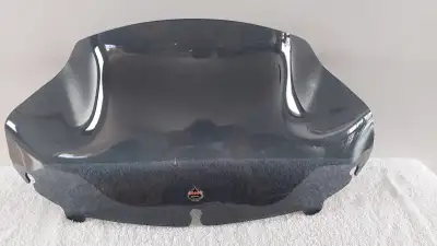 pare-brise pour H.D. Touring de 2014 à 2023. 8.5 pouces, dark smoke valeur $335. comme neuf.