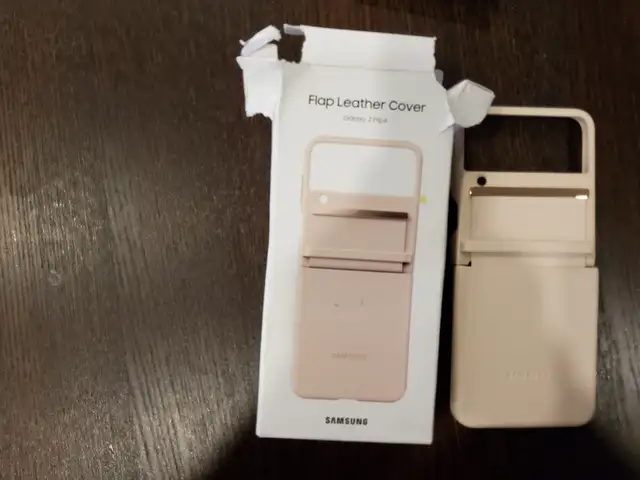 SAMSUNG Galaxy Z Flip4 Flap Leather Cover, Protective in Cell Phone Accessories in St. Catharines - Image 2