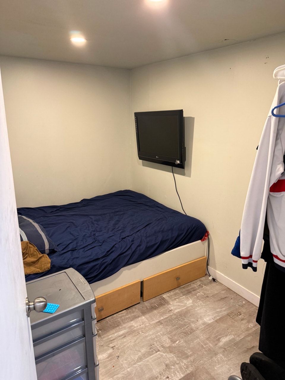 2 1/2 in NDG quiet street. Very clean. 1100 $/month 2