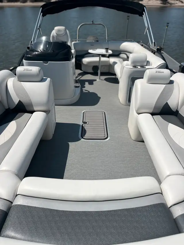 JC Pontoon in Powerboats & Motorboats in Barrie - Image 10