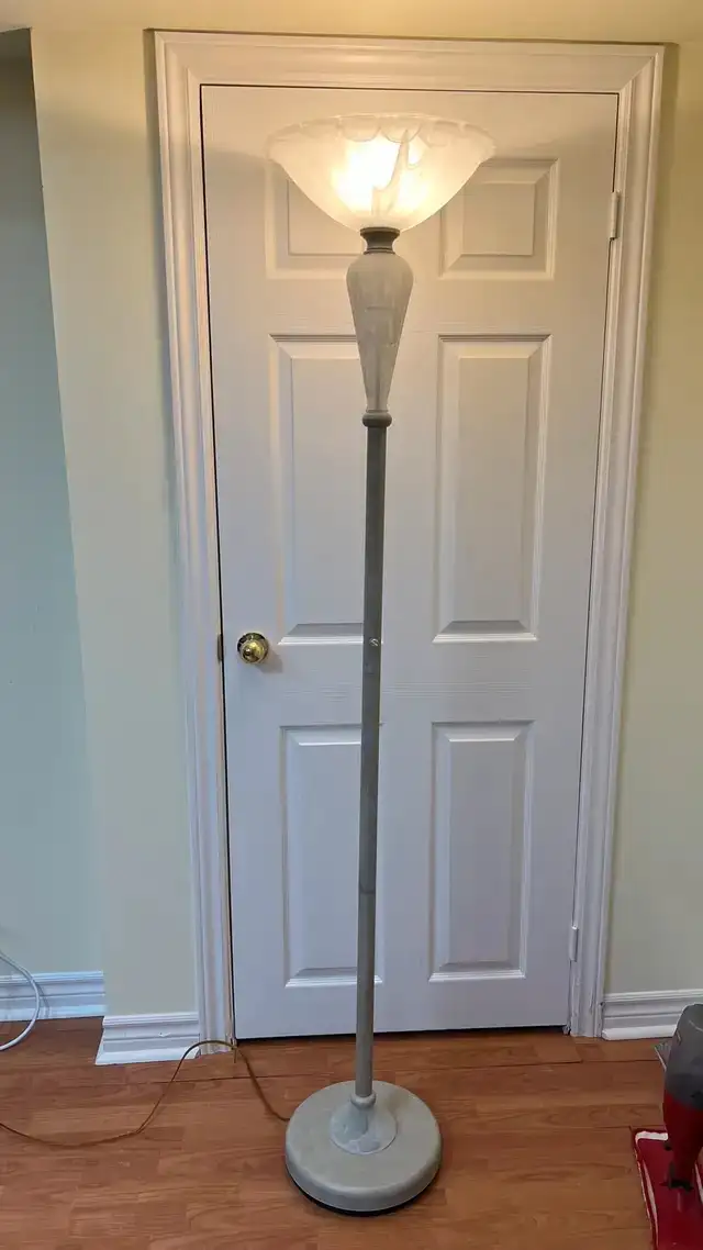 Floor Lamp in Indoor Lighting & Fans in Markham / York Region - Image 2