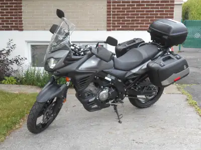 Moto aventure, excellente condition, prête à rouler longtemps. 3 valises rigides Suzuki Prise allume...