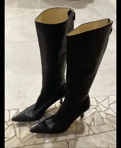 Ces belles bottes m'ont été donné, mais je ne les portes plus. Ce sont d'authentique botte Gucci , f...