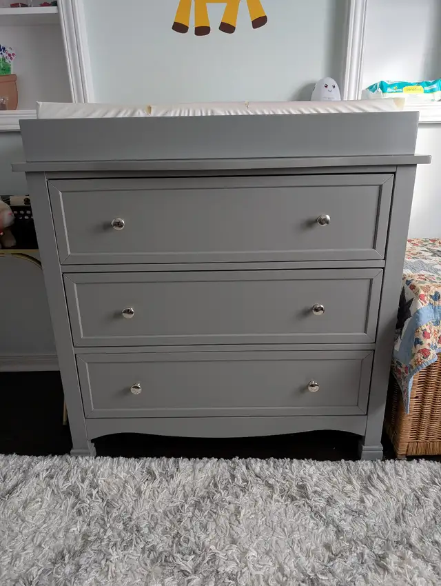 DaVinci Kalani nursery dresser with removable changing tray | Bathing & Changing | Kitchener / Waterloo | Free local classifieds