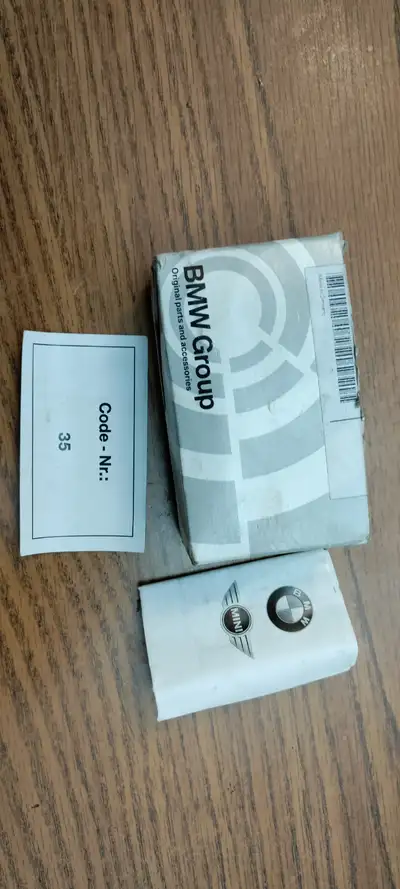 BMW wheel lock set c/w 2 keys. Kit # 36136776076