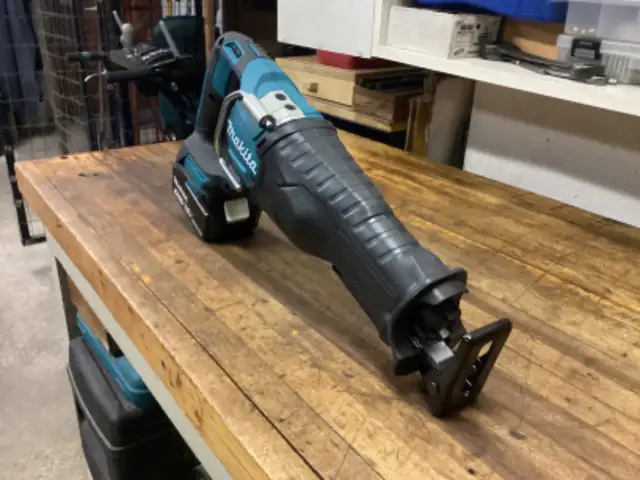 MAKITA LXT 18v BRUSHLESS 2 - SPEED SAWZALL and 4.0 AH BATTERY in Power Tools in Barrie - Image 10