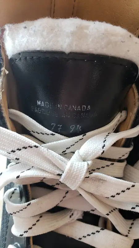 Youth Hockey Skates-Size 7 in Hockey in Oakville / Halton Region - Image 5