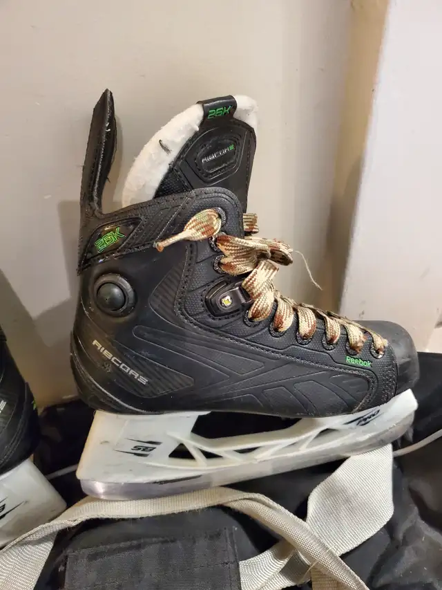 Kids / Youth Size 4 - Reebok Ribcore 26K Hockey Skate in Hockey in Winnipeg - Image 5