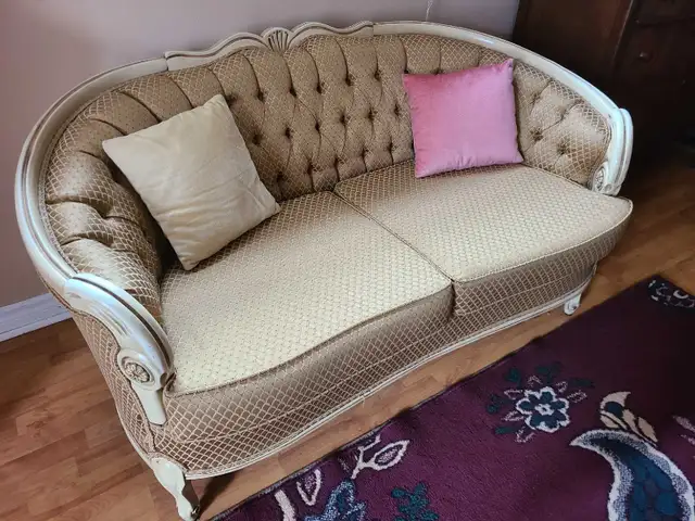 Decent Vintage Couch in Couches & Futons in Windsor Region - Image 4