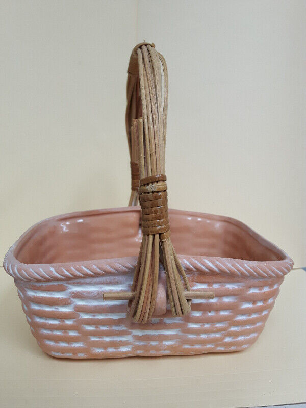 Unique Vintage Pottery Woven Basket with Twig and Twine Handle in Arts & Collectibles in Mississauga / Peel Region - Image 3