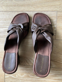 Sandales brunes Naturalizer étroites
