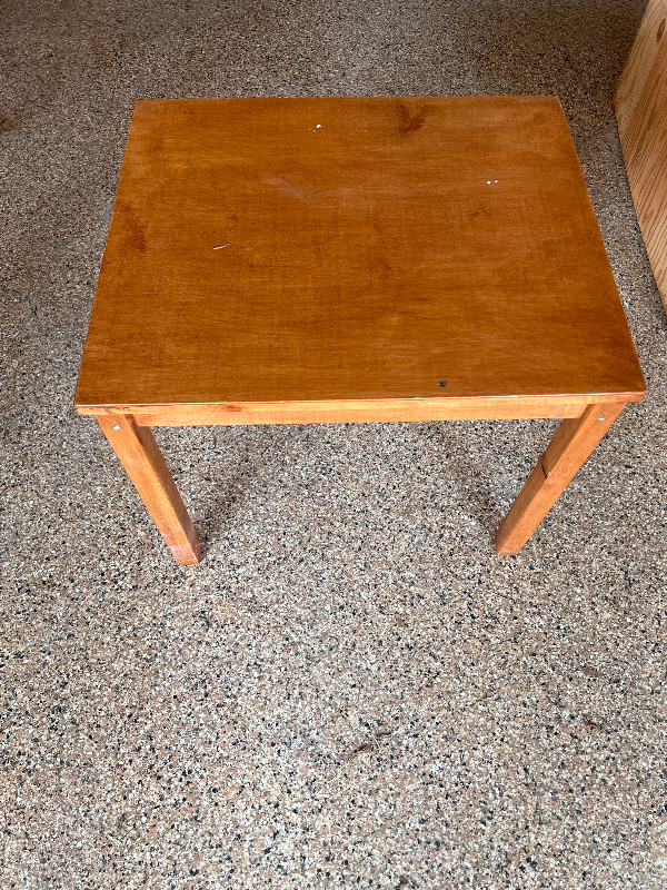 Free small table Free Stuff Ottawa Kijiji