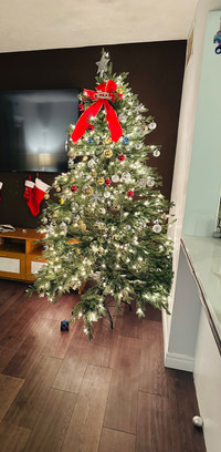 7.5 Ft Christmas tree with lights and decor