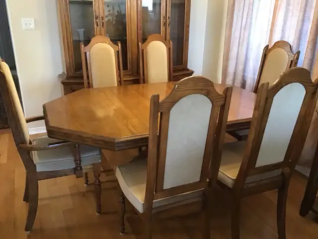  Dining room table, Buffet, Hutch and six chairs   in Dining Tables & Sets in Kingston - Image 2