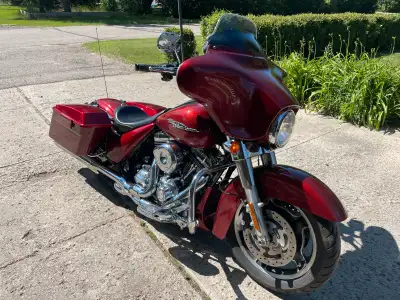 2009 Street glide with 47,730 km. custom chassis fat bagger lowered rear suspension with Burly adjus...