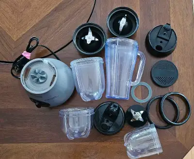 Personal blender in good condition with a bunch of pieces 350W Pick up in NW Panorama