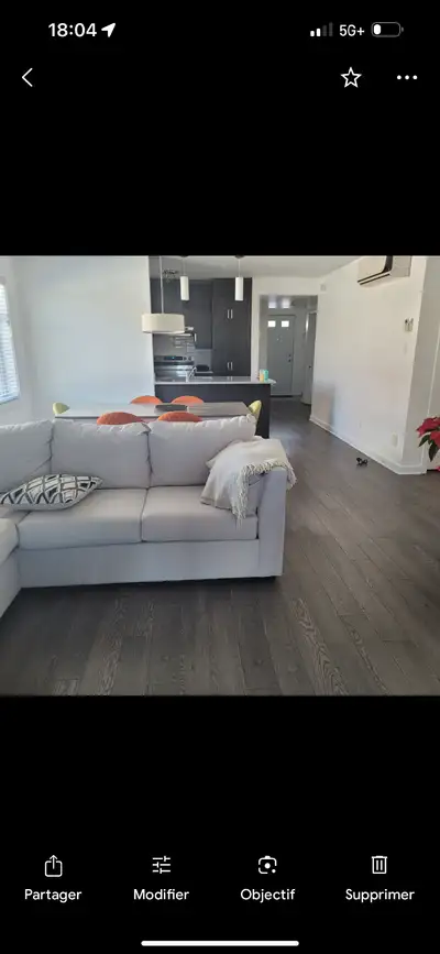 Magnifique condo au rez-de-chaussée, situé dans l’un des plus beau cartier de Chomedey Entretenue av...