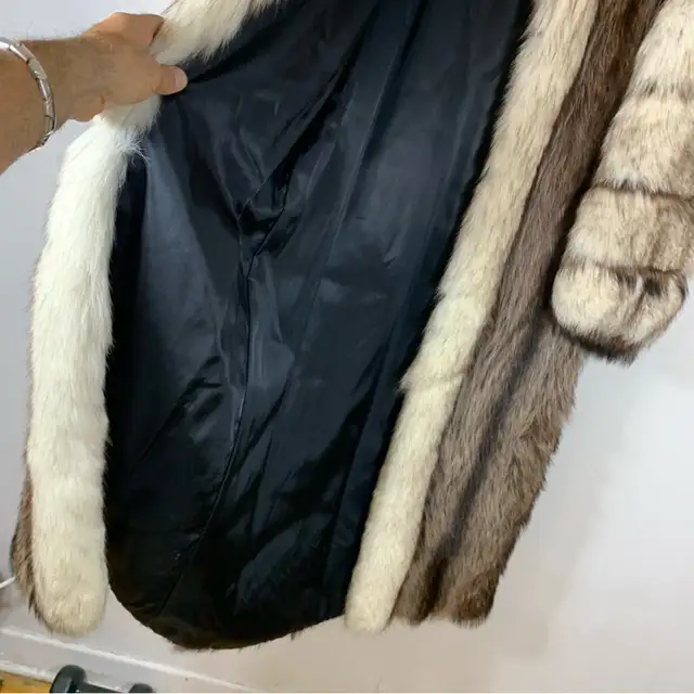 Gorgeous rare silver fox and raccoon fur winter coat , excellen in Women's - Tops & Outerwear in City of Montréal - Image 8