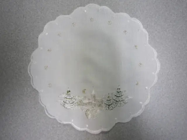 CHRISTMAS DOILY in Holiday, Event & Seasonal in Calgary - Image 4