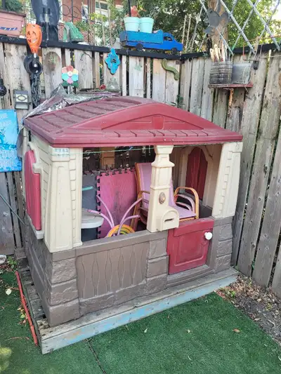 Maisonnette pour enfant bien entretenue mes filles sont rendues trop grande