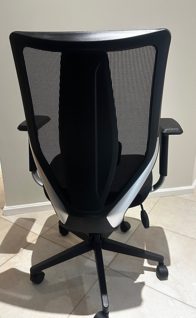 Office chair with mesh back in Chairs & Recliners in Kitchener / Waterloo - Image 2